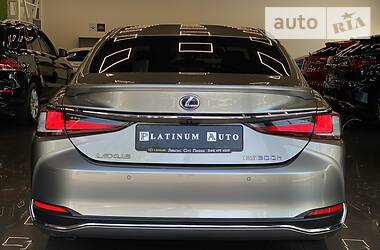 Седан Lexus ES 2018 в 