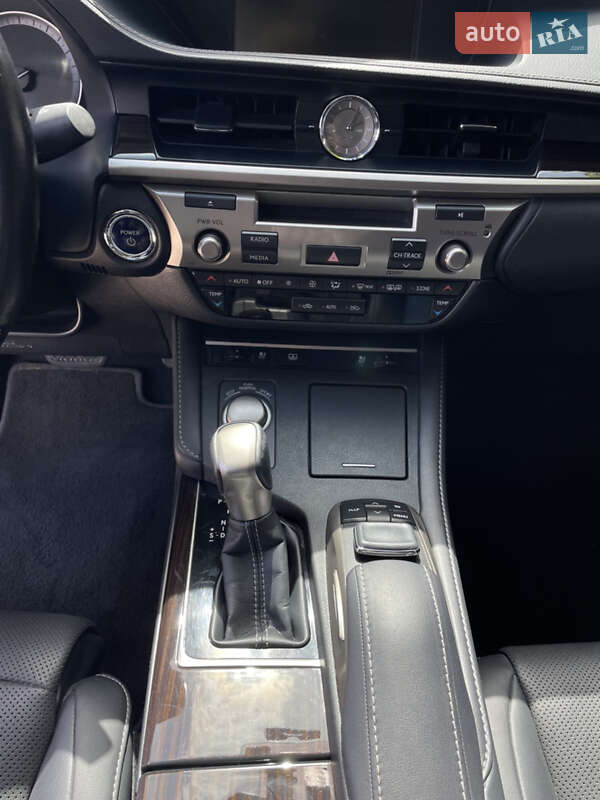 Седан Lexus ES 2017 в Киеве