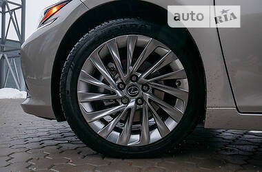 Седан Lexus ES 2020 в Киеве