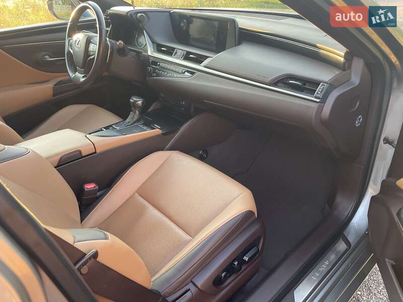 Седан Lexus ES 2019 в Тернополе