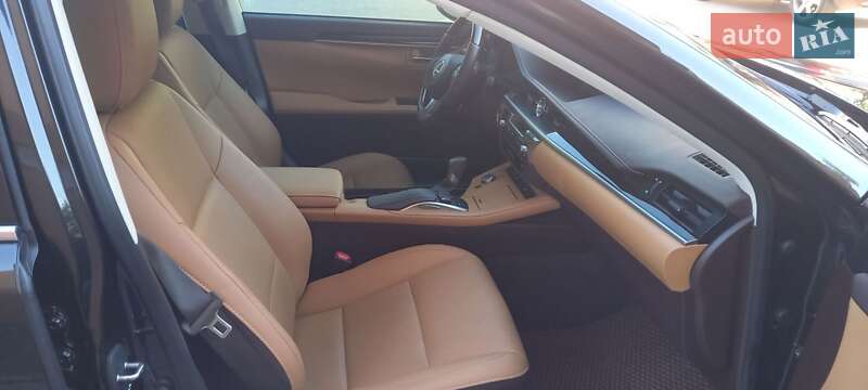 Седан Lexus ES 2016 в Ровно