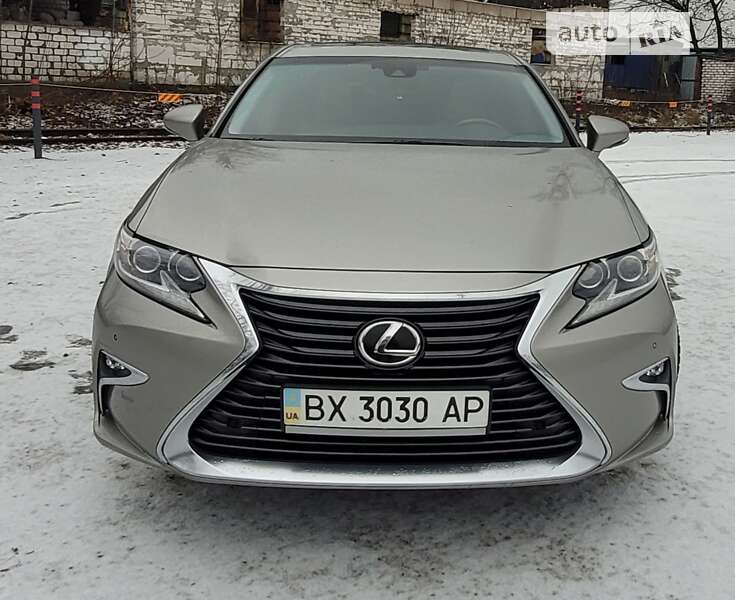 Седан Lexus ES 2016 в Ірпені