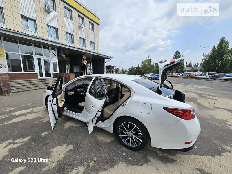 Седан Lexus ES 2016 в Києві