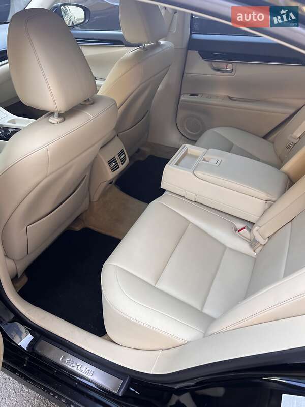 Седан Lexus ES 2014 в Львове