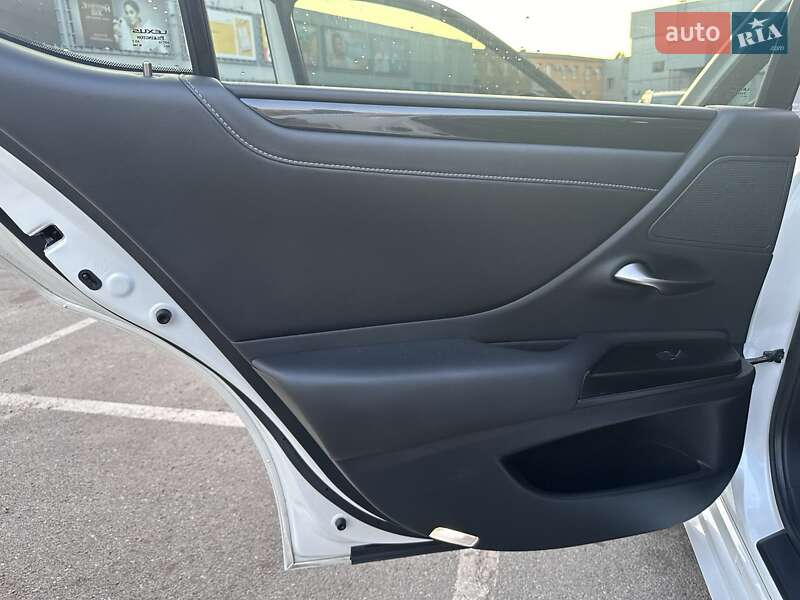 Седан Lexus ES 2020 в Павлограді