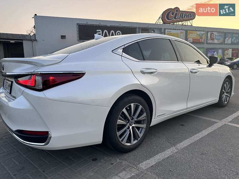 Седан Lexus ES 2020 в Павлограді