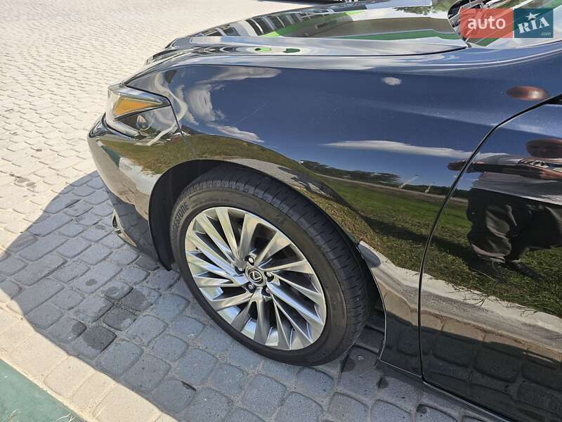 Седан Lexus ES 2018 в Ровно