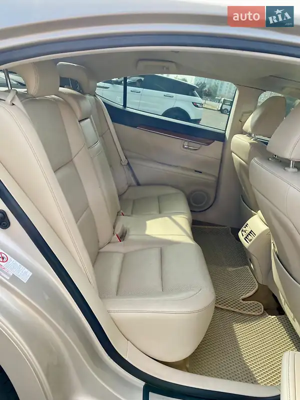Седан Lexus ES 2013 в 