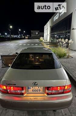 Седан Lexus ES 2001 в Вараші