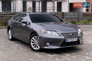 Седан Lexus ES 2012 в Самборі