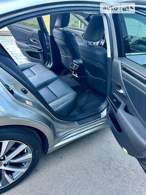 Седан Lexus ES 2019 в Києві