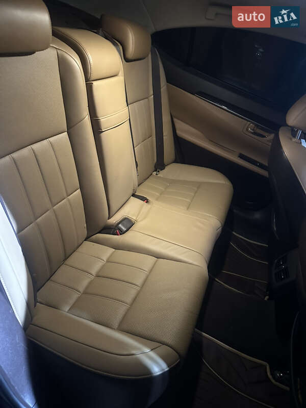 Седан Lexus ES 2016 в Киеве