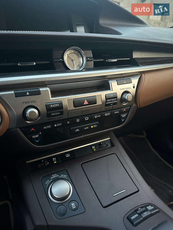 Седан Lexus ES 2016 в Киеве