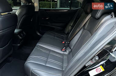 Седан Lexus ES 2018 в 
