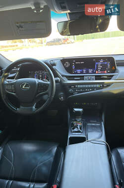 Седан Lexus ES 2018 в 