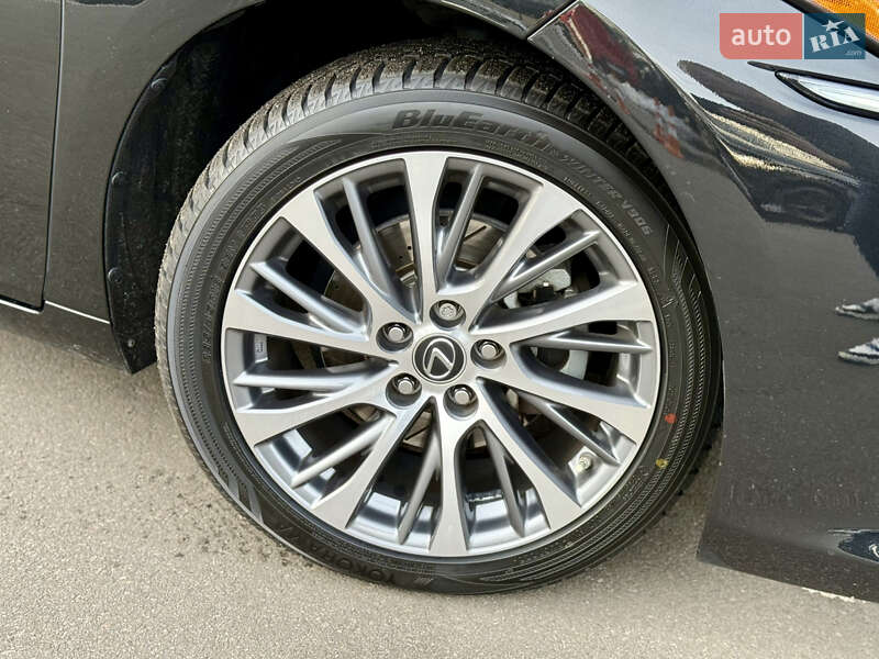 Седан Lexus ES 2019 в Киеве