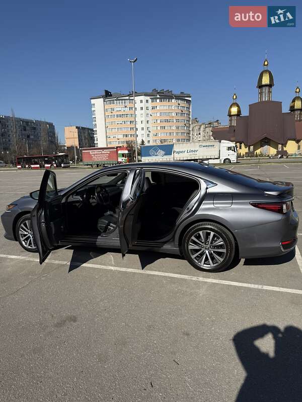 Седан Lexus ES 2019 в Ивано-Франковске