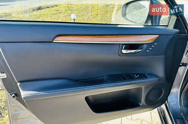 Седан Lexus ES 2013 в Чернівцях