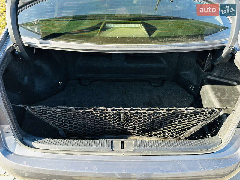 Седан Lexus ES 2013 в Чернівцях