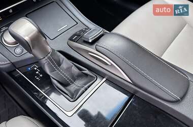 Седан Lexus ES 2018 в 