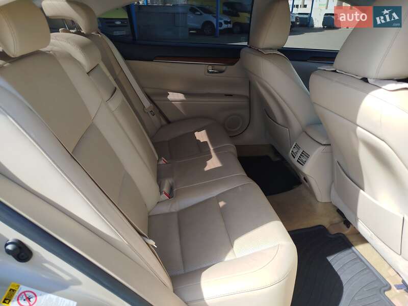Седан Lexus ES 2015 в Києві