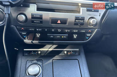 Седан Lexus ES 2015 в 