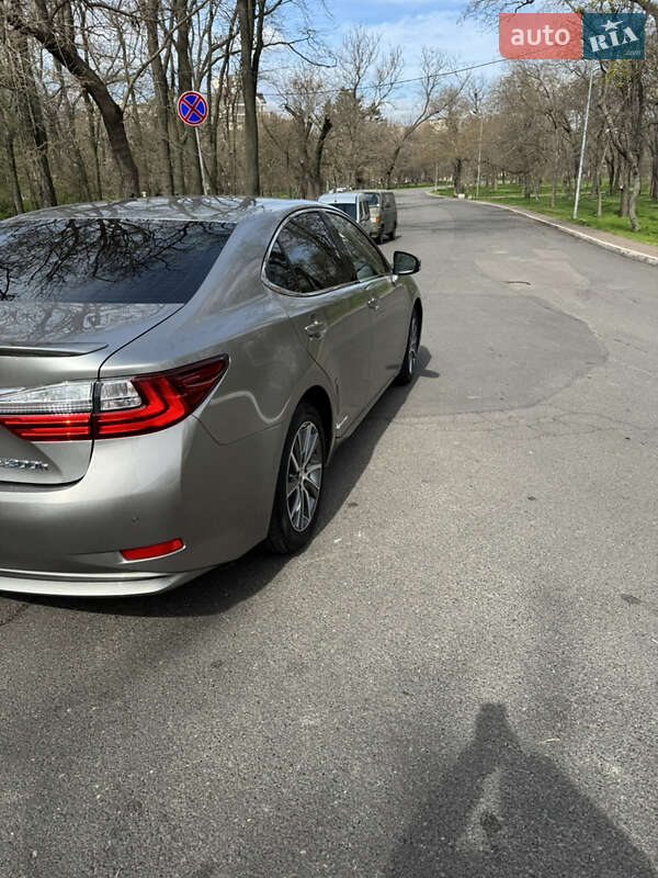 Седан Lexus ES 2016 в Одесі