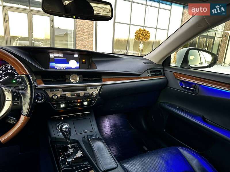 Седан Lexus ES 2015 в Тернополі