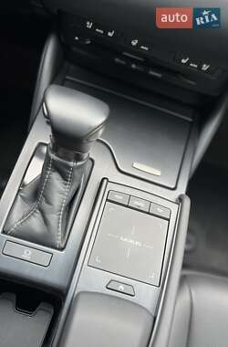 Седан Lexus ES 2020 в 