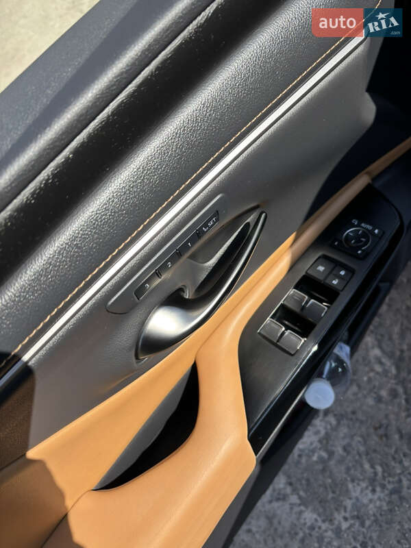 Седан Lexus ES 2022 в Кременчуці