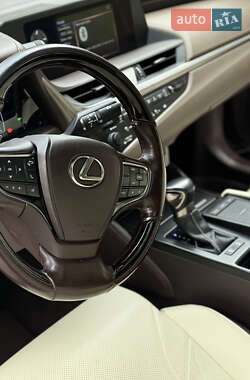 Седан Lexus ES 2018 в 
