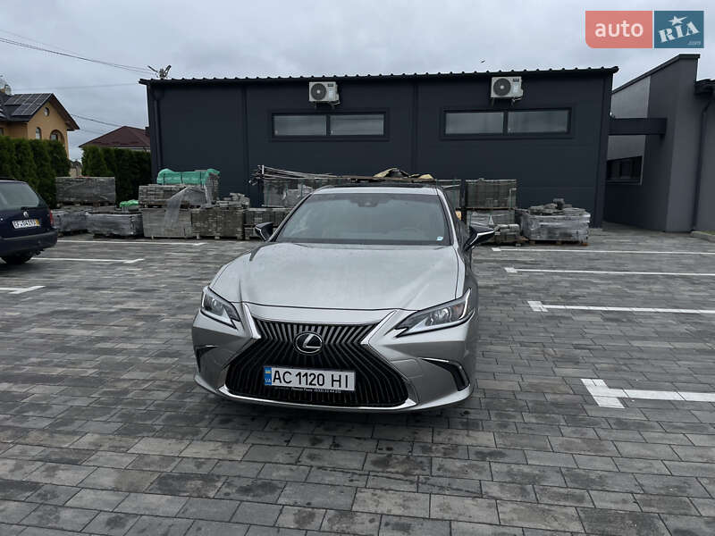 Lexus ES 2021