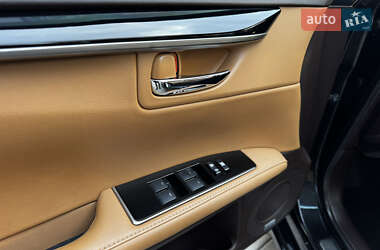 Седан Lexus ES 2018 в 