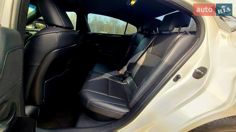 Седан Lexus ES 2018 в Дніпрі