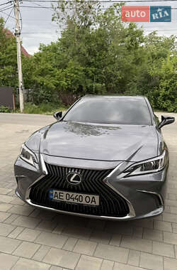 Седан Lexus ES 2018 в Дніпрі