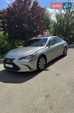 Седан Lexus ES 2019 в Бершаді