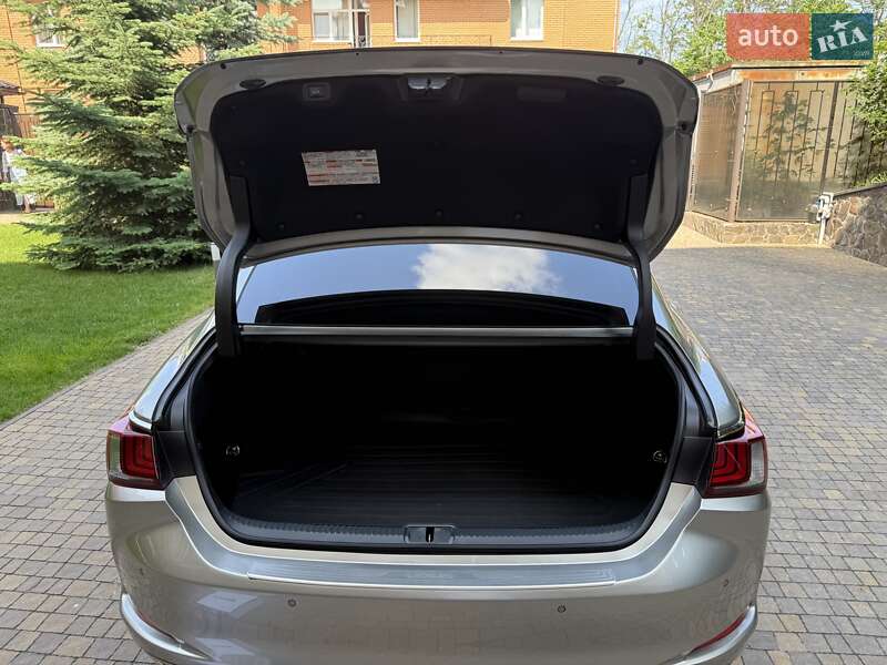 Седан Lexus ES 2021 в Киеве