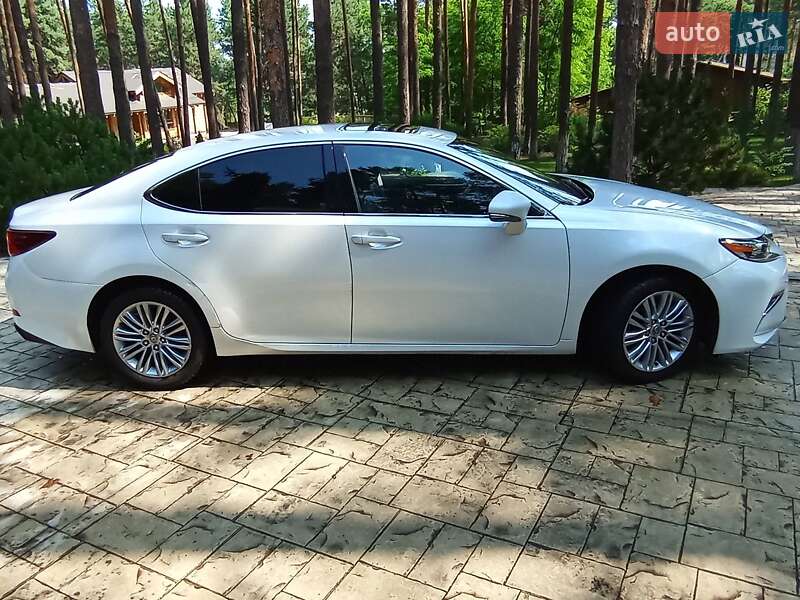 Седан Lexus ES 2017 в Киеве