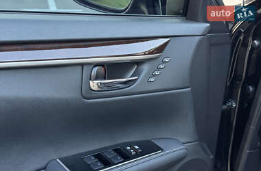 Седан Lexus ES 2018 в 