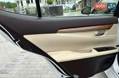 Седан Lexus ES 2018 в 