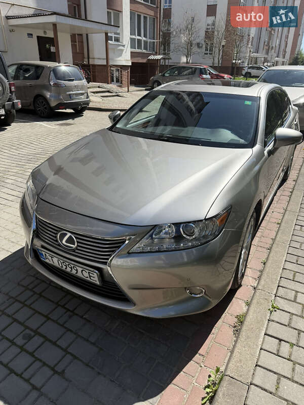 Седан Lexus ES 2015 в Ивано-Франковске