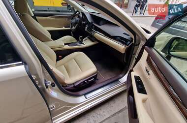 Седан Lexus ES 2015 в Львове