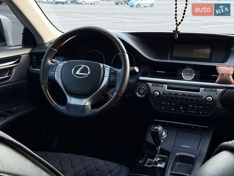 Седан Lexus ES 2012 в Виннице