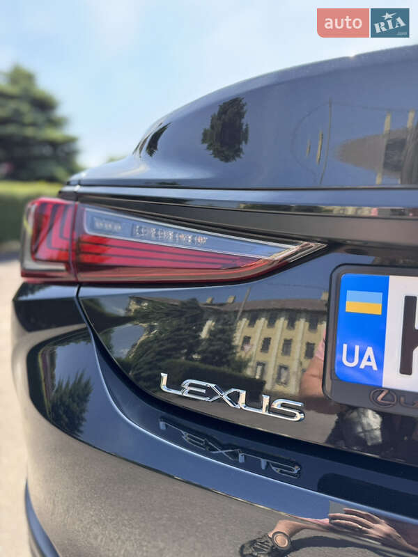Седан Lexus ES 2022 в Киеве