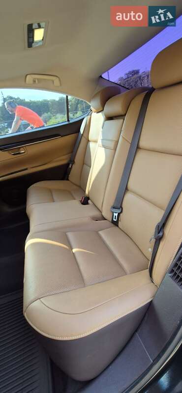 Седан Lexus ES 2016 в Киеве