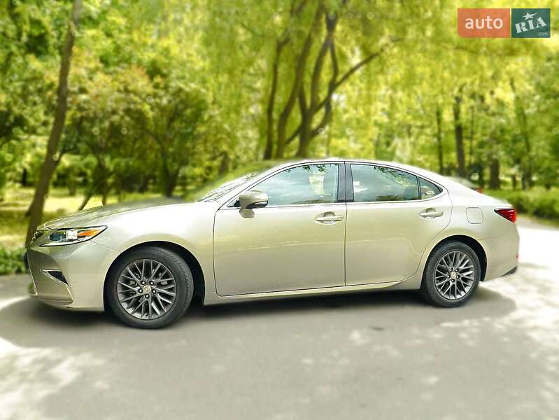 Седан Lexus ES 2018 в Киеве