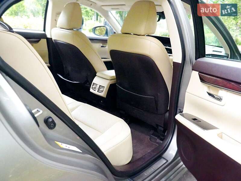 Седан Lexus ES 2018 в Киеве