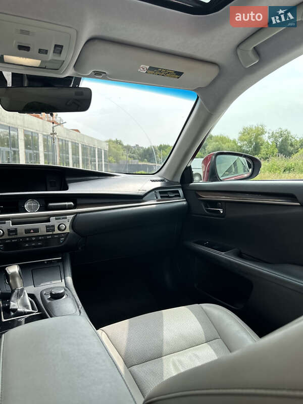 Седан Lexus ES 2017 в Львові
