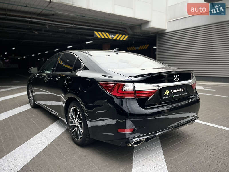 Седан Lexus ES 2016 в Киеве