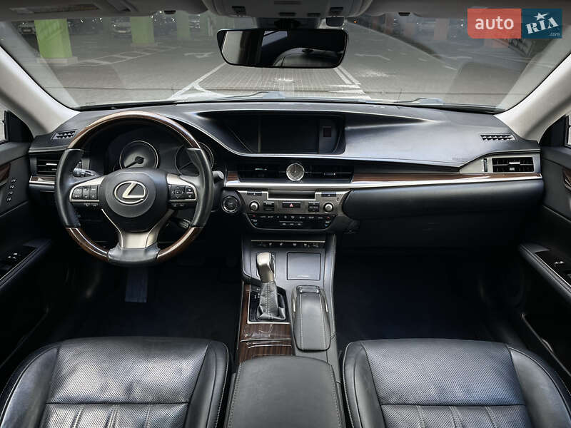 Седан Lexus ES 2016 в Киеве